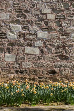 Aynı tip ve taştan yapılmış duvar.