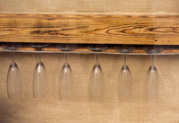 展望台の木製の台から吊るされたガラスコップ — ストック写真