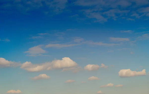 Witte Kleurenwolken Bedekken Blauwe Lucht Overdag — Stockfoto