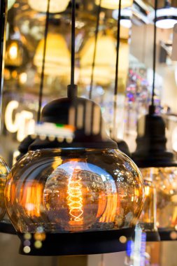 Dekoratif antika edison tarzı iplik ampulleri asılıydı.