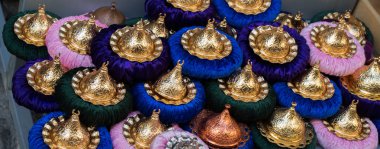 Pazar yerinde el yapımı Türk bardakları veya tabakları