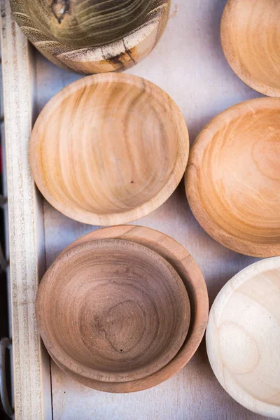 Kahverengi ahşaptan yapılmış boş kaseler