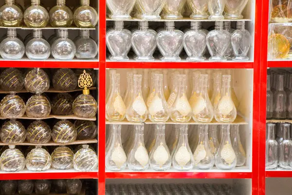 Kutudaki boş, şeffaf şişeler.