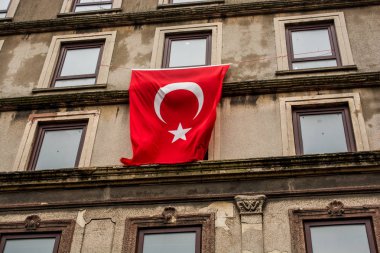 Sokağın ortasında asılı Türk bayrağı açık havada
