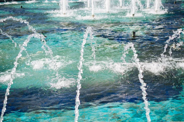 公園内のプールで輝く水を噴出する噴水 — ストック写真