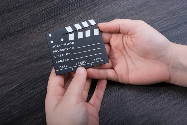 Hand Hält Filmklöppel Auf Dunklem Hintergrund — Stockfoto