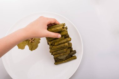 Türk usulü doldurulmuş üzüm yaprakları yapan eller