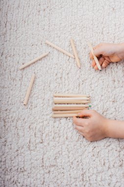 Renkli kalemlerin renk vektör kümesinin çeşitliliği. Çizim ve resim