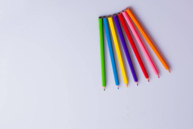 Beyaz arkaplana çeşitli renklerin renk kalemleri