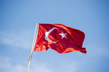 Türk ulusal bayrağı açık havada bir direğe asılı