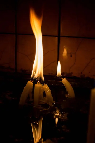 Спалювання Свічок Свічкою Темряві — стокове фото