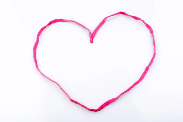 Kalp Şeklinde Beyaz Arka Plan Üzerinde Pembe Bir Sholace Yardımıyla — Stok fotoğraf