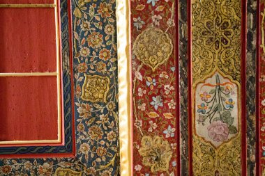 Tahtada Osmanlı-Türk tarzı çiçek desenleri