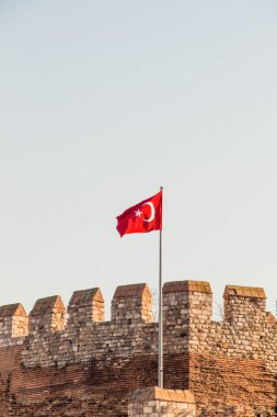 Türk ulusal bayrağı açık havada bir direğe asılı