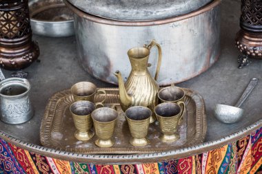 Manzarada Osmanlı tarzı gümüş ve bakır kaplar