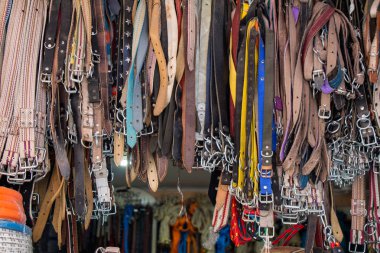 Giysi tasarımı için tokalı kemerler