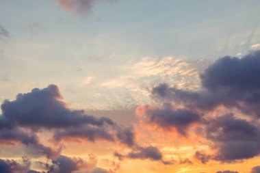 Gri renkli bulutlar kısmen gündüz gökyüzünü kaplıyor