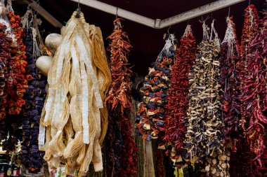 Baharat pazarında kurutulmuş biber, patlıcan ve renkli baharatlar.