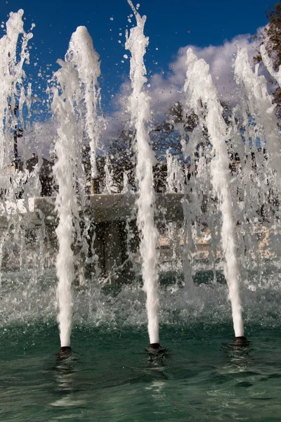 Fontes Jorrando Água Espumante Uma Piscina Parque — Fotografia de Stock