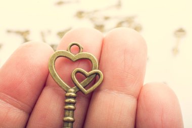 Beyaz arkaplanda el ve retro tarzı metal tuşlar