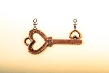 Çubuk adam, kadın ve kalp şeklindeki anahtar beyaz arka planda