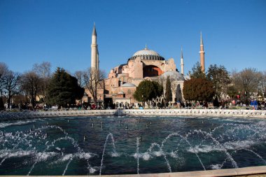 İstanbul 'daki Ayasofya, Bizans mimarisinin dünyaca ünlü abidesi.