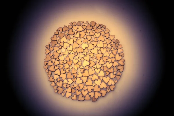 Ξύλινες Καρδιές Σχηματίζουν Ένα Στρογγυλό Σχήμα Λευκό Φόντο — Φωτογραφία Αρχείου