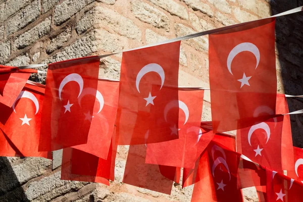 Türk Ulusal Bayrağı Açık Havada Sokakta Bir Ipe Asılı Duruyor — Stok fotoğraf
