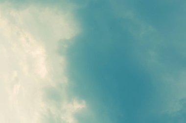 Gri renkli bulutlar kısmen gündüz gökyüzünü kaplıyor