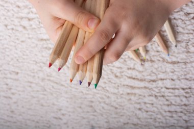 Renkli kalemlerin renk vektör kümesinin çeşitliliği. Çizim ve resim