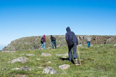 Bir dağda bir gezi alarak arkadaşlar