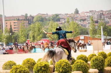 Osmanlı okçusu ata biner ve at sırtında ateş eder.
