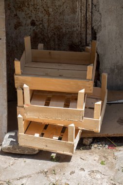 Markette satılık ahşap sandık.