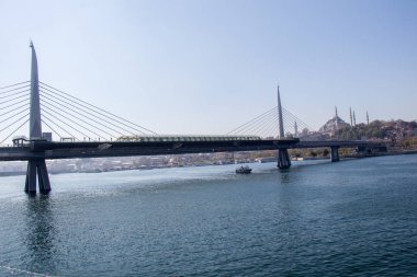 Golden Horn 'daki Halic metro köprüsü