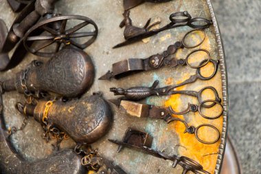 Manzarada eski moda şişe kantini var.