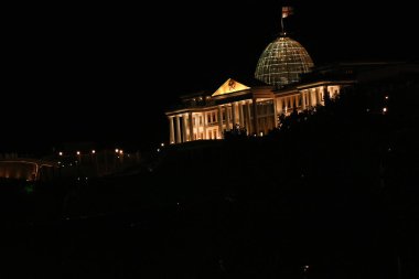 Gürcistan 'daki Tiflis' in gece panoramik görüntüsü