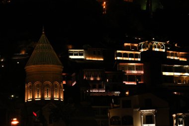 Gürcistan 'daki Tiflis' in gece panoramik görüntüsü