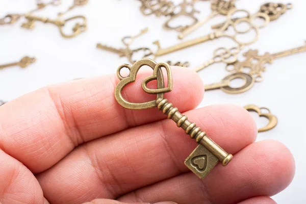 Beyaz arkaplanda el ve retro tarzı metal tuşlar