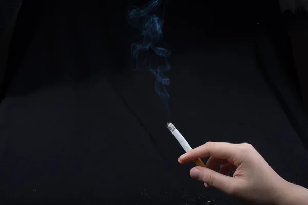 Hand Håller Rökning Cigarett Med Rök Runt — Stockfoto