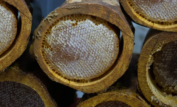 Wabe Aus Rundem Bienenstock Mit Süßem Honig — Stockfoto