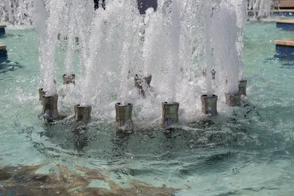 Fontes Jorrando Água Espumante Uma Piscina Parque — Fotografia de Stock