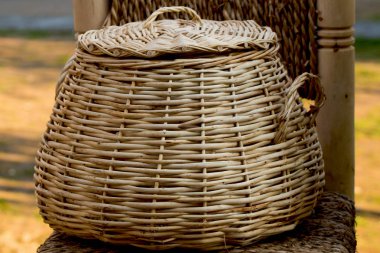 Boş sepetler bir pazar yerinde satılıktır.