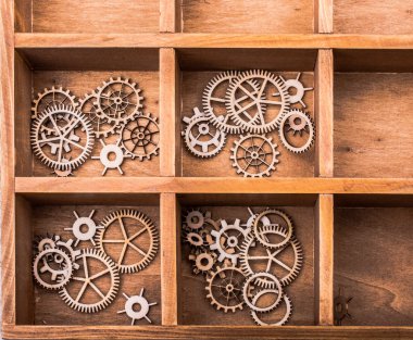 Dişli tekerlek kavram mühendislik olarak beyaz arka plan üzerinde