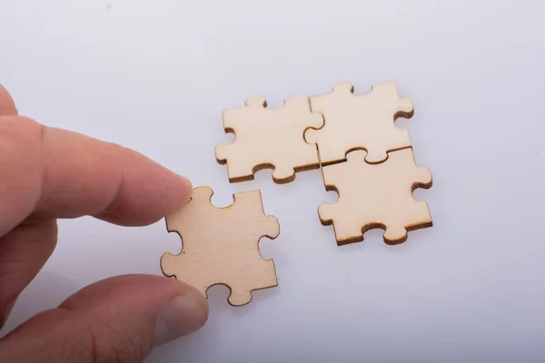 손은 문제 해결 방법으로 직소 퍼즐의 조각을 들고 — 스톡 사진