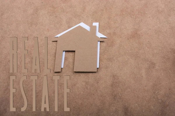 Fastighets etikett beisde papper hus på brunt — Stockfoto