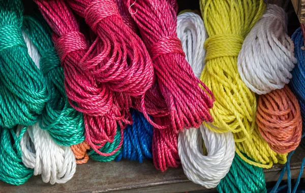 Uzlík barevného lana k prodeji v pohledu — Stock fotografie