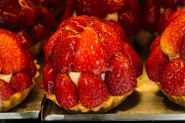 Lekker aardbei taart te koop op display — Stockfoto