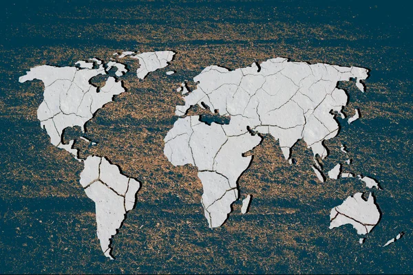 Mapa del mundo esbozado con fondo de suelo agrietado —  Fotos de Stock