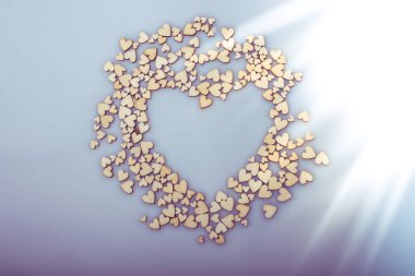 Ahşap kalpler beyaz arka planda heaart şekli oluşturur