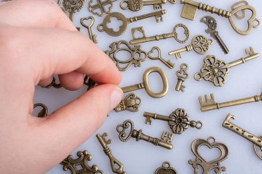 Retro tarzı iş kavramı metal anahtarları tutan el